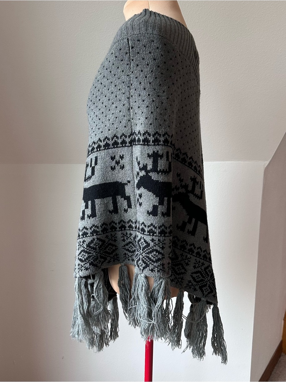 Steve Madden Wrap Poncho One Size Reindeer Fair Isle Knit Fringe Wool Blend - Picture 3 of 8